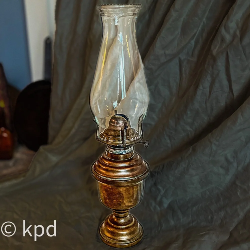 Vintage Decorative Oil Lamp /beautiful condition - Picture 2 of 10